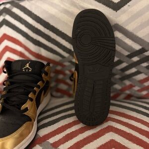 Jordan Men's Black and Gold Sneakers